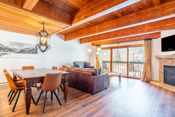 Smart TV, chimenea y reproductor de DVD 