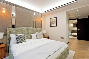 2 bedrooms, iron/ironing board, free WiFi - 2-bed Superior 103 (London)