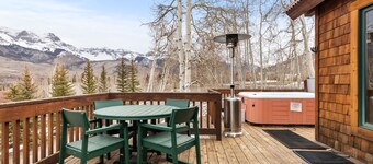 Russell Home by AvantStay | Expansive Deck, Stunning Views & Hot Tub!