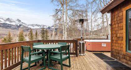 Russell Home by AvantStay | Expansive Deck, Stunning Views & Hot Tub!