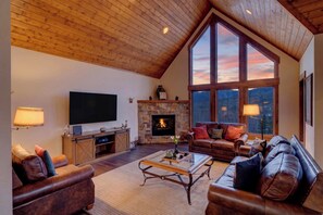 Smart TV, fireplace