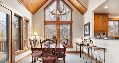 Russell Home by AvantStay | Expansive Deck, Stunning Views & Hot Tub!