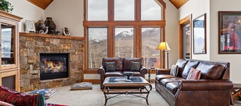 Russell Home by AvantStay | Expansive Deck, Stunning Views & Hot Tub!