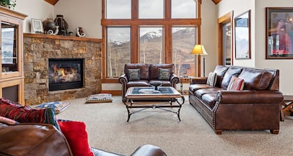 Russell Home by AvantStay | Expansive Deck, Stunning Views & Hot Tub!