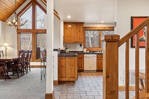 Fridge, oven, stovetop, dishwasher - Russell Home by AvantStay | Expansive Deck, Stunning Views & Hot Tub! (Telluride)