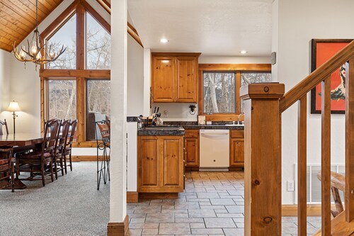 Russell Home by AvantStay | Expansive Deck, Stunning Views & Hot Tub!