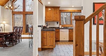 Russell Home by AvantStay | Expansive Deck, Stunning Views & Hot Tub!