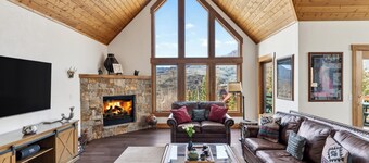 Russell Home by AvantStay | Expansive Deck, Stunning Views & Hot Tub!
