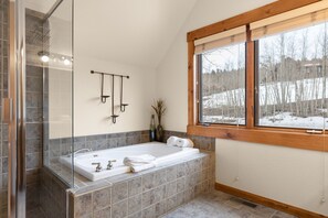 Douche, sèche-cheveux, serviettes fournies