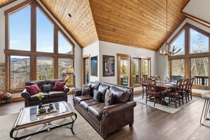 Smart TV, fireplace - Russell Home by AvantStay | Expansive Deck, Stunning Views & Hot Tub! (Telluride)