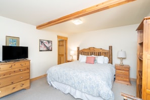 3 bedrooms, desk, free WiFi, bed sheets