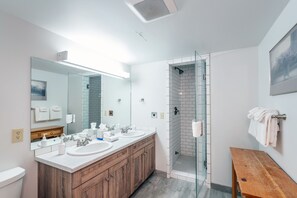 Articles de toilette gratuits, sèche-cheveux, serviettes fournies