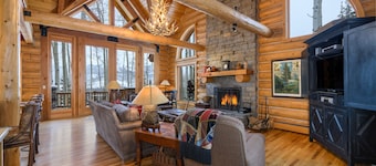 Luxury Ski Retreat | Hot Tub, Stunning Views & Lift 10 Access | Snowdrift Cabin