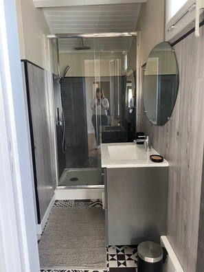 Douche, sèche-cheveux