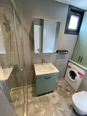 Classic-Studio | Badezimmer | Dusche, Haartrockner, Hausschuhe, Handtücher