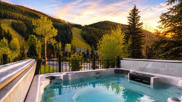 A hot tub with a clear view of a mountainous landscape in the background. - Telluride Lodge 311 by AvantStay | Close to Slopes & Town! (Telluride)