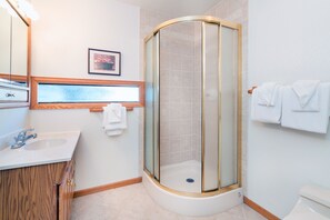 Shower, hair dryer, towels - Telluride Lodge 311 by AvantStay | Close to Slopes & Town! (Telluride)