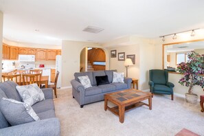 Smart TV, lareira, aparelho de som