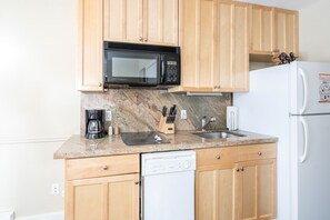 Fridge, microwave, stovetop, dishwasher