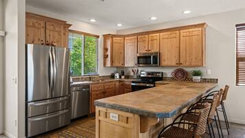 Condo, 2 Bedrooms | Private kitchen