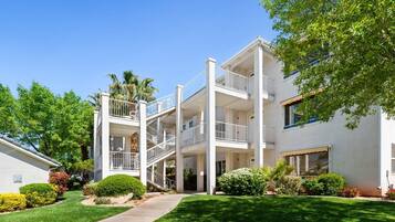 Condo, 2 Bedrooms | Exterior