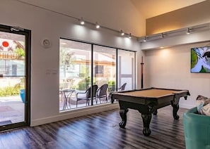 Condo, 2 habitaciones | Sala de juegos