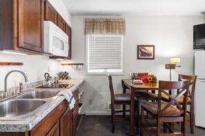 Refrigerador, microondas, parrilla de estufa y cafetera y tetera 