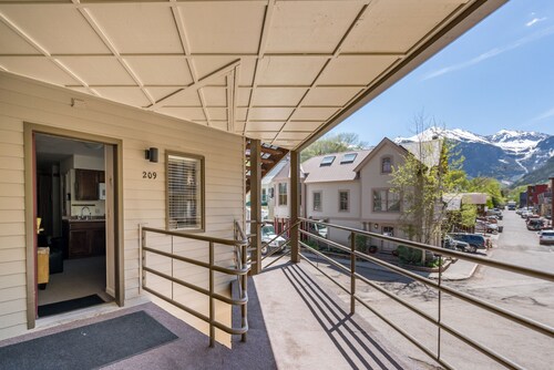 Viking Lodge 209 by AvantStay | Great Ski Access, Walk to Downtown