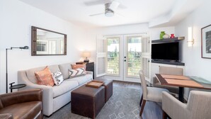 A modern living room with a sofa, coffee table, and TV area. - Viking Lodge 216 by AvantStay | Great Ski Access, Walk to Downtown (Telluride)