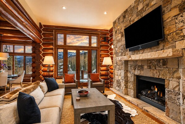 Smart TV, chimenea y oficina