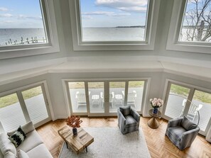 تلفزيون ذكي، مدفأة، كُتُب