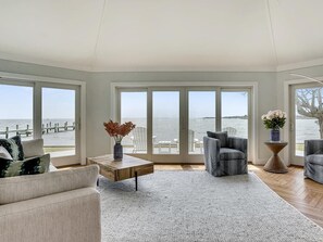 تلفزيون ذكي، مدفأة، كُتُب