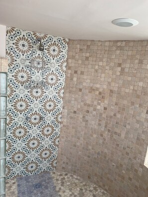 Combined shower/tub, hair dryer, towels, toilet paper - 80 steps from the beach with beautiful views, Canto De Los Pajaros Beach House (Puerto Peñasco)