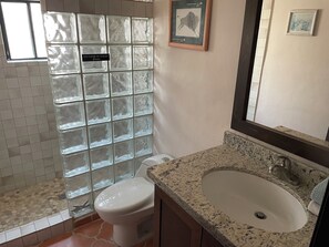Combined shower/tub, hair dryer, towels, toilet paper - 80 steps from the beach with beautiful views, Canto De Los Pajaros Beach House (Puerto Peñasco)