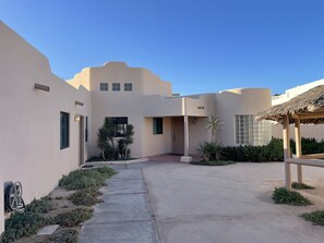 Exterior - 80 steps from the beach with beautiful views, Canto De Los Pajaros Beach House (Puerto Peñasco)