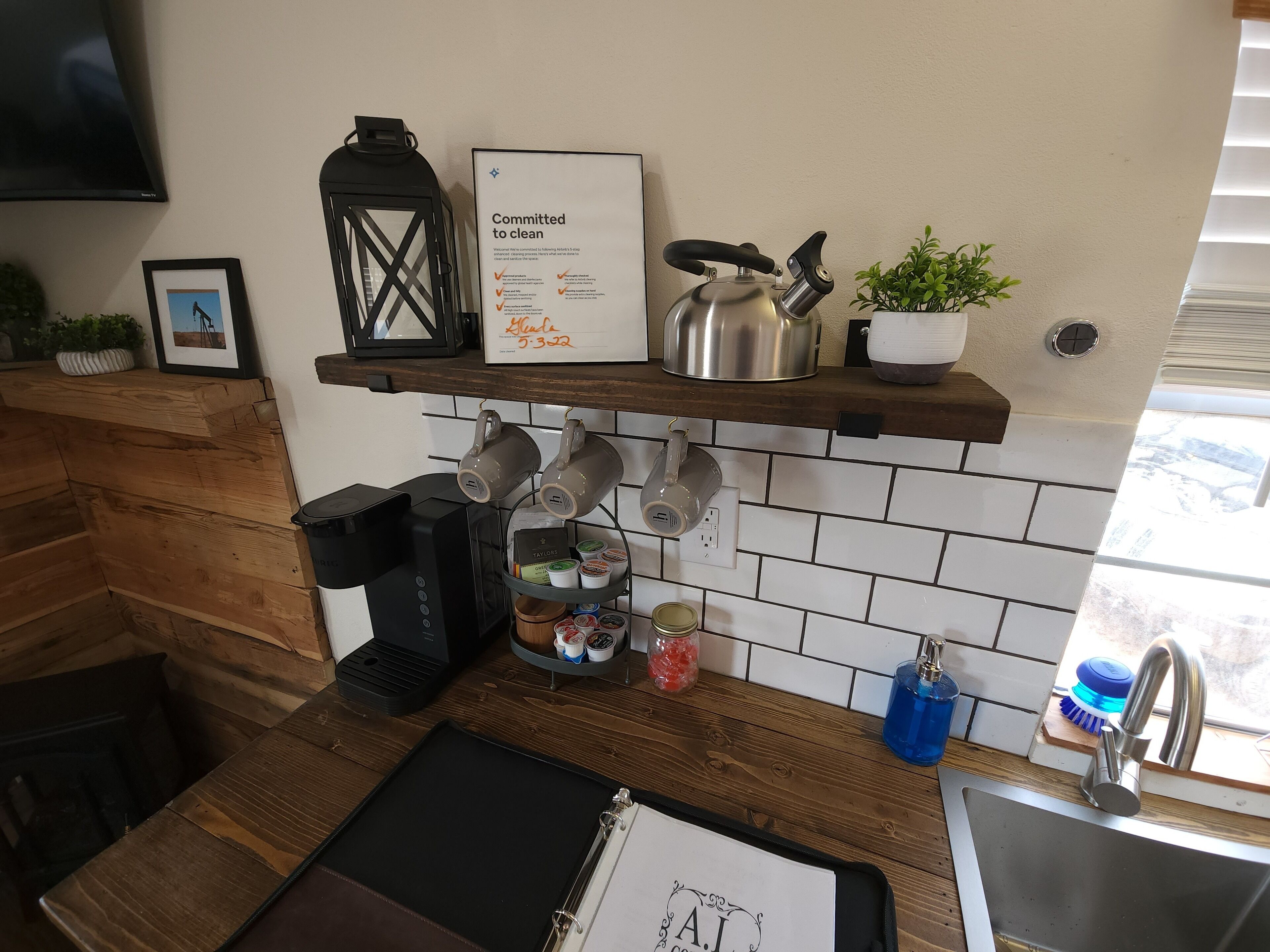 Refrigerador, microondas, parrilla de estufa y cafetera y tetera 