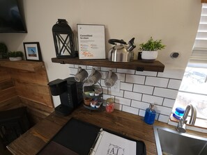 Fridge, microwave, stovetop, coffee/tea maker - Handsome Modern Rustic Studio Cottage! (Electra)