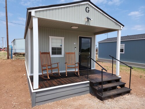 Handsome Modern Rustic Studio Cottage!