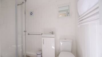 Chalet (1 Bedroom) | Bathroom | Towels, shampoo