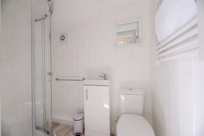 Chalet (1 Bedroom) | Kamar mandi | Handuk dan sampo