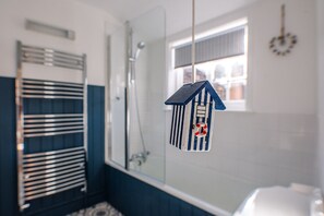 Bathtub, towels - Bonheur, 16 Bartholomew Green, Southwold (Reydon)
