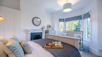 Nhà (3 Bedrooms) | 3 phòng ngủ, bàn, khu vực làm việc phù hợp cho laptop