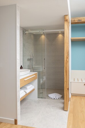 Classic Double Room | Bathroom | Shower, rainfall showerhead, hair dryer, slippers - Cueillette (Altillac)
