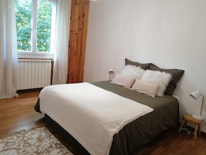 3 bedrooms, iron/ironing board, free WiFi, bed sheets