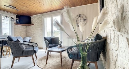 LANGOGNE 5 minutes from Lake Naussac, 7-room holiday home with garden.