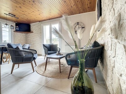 LANGOGNE 5 minutes from Lake Naussac, 7-room holiday home with garden. 