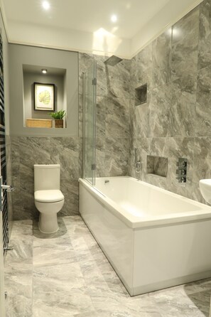 Luxe kamer, 1 queensize bed | Badkamer | Designer toiletartikelen, een haardroger, handdoeken, zeep