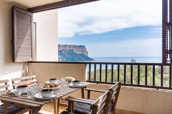 Outdoor dining - TERRE MARINE - Bel appartement avec terrasse vue mer (Cassis)