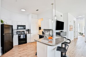 Refrigerador, microondas, horno y parrilla de estufa 