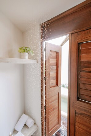 シャワー、ヘアドライヤー、スリッパ、タオル